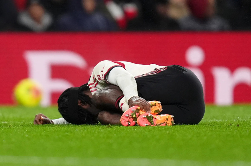 Ngôi sao 25 tuổi người Hà Lan Jeremie Frimpong nằm sân đau đớn. arsenal-5.jpg