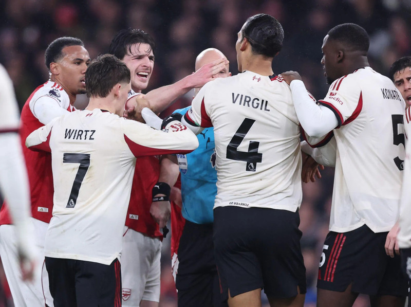 Đôi bên “động thủ” ngay trước mặt trọng tài Anthony Taylor. arsenal-3.jpg