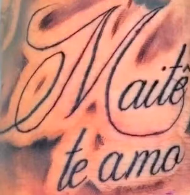 Ngôi sao Tobias đã xăm dòng chữ "Maite, mãi yêu con" lên cánh tay trước khi phát hiện ra mình không phải là cha đứa bé. 4-2796.jpg