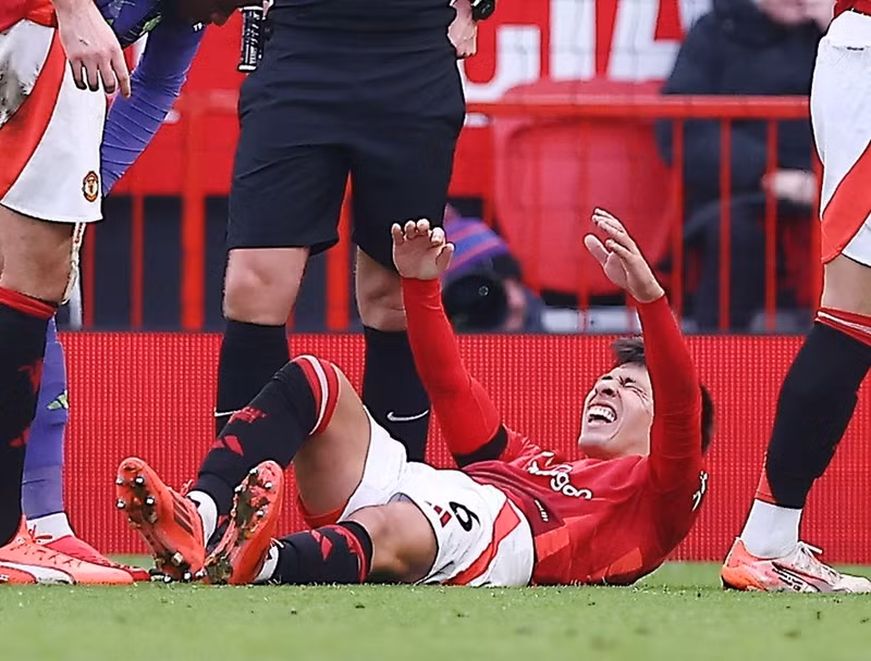 Lisandro Martinez gặp phải chấn thương mắt cá chân nghiêm trọng. man-utd-01.jpg