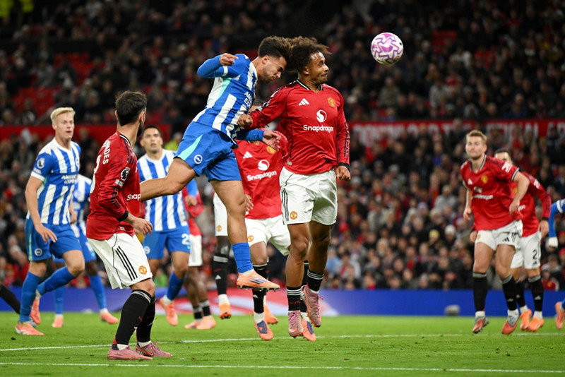 Cổ động viên Man Utd phải sống trong sợ hãi khi Charalampos Kostoulas đánh đầu rút ngắn tỷ số xuống còn 2-3 cho Brighton ở phút 90+2. man-utd-6.jpg