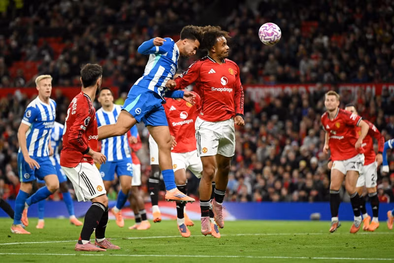 Cổ động viên Man Utd phải sống trong sợ hãi khi Charalampos Kostoulas đánh đầu rút ngắn tỷ số xuống còn 2-3 cho Brighton ở phút 90+2. man-utd-6.jpg