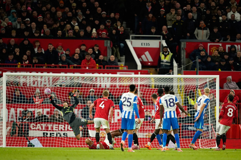Kịch tính đến ở phút 74 khi cú sút phạt trực tiếp của Danny Welbeck đánh bại thủ thành Senne Lammens, rút ngắn tỷ số xuống còn 1-3 cho đội khách. man-utd-5.jpg