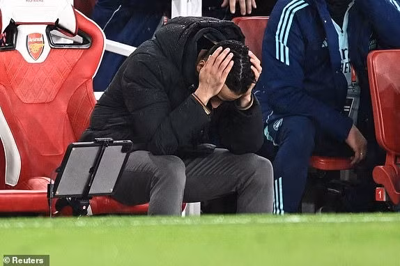 HLV Ruben Amorim chỉ biết ôm đầu. Đây là trận thua đầu tiên của ông sau khi tiếp quả Man Utd từ tay tiền nhiệm Erik ten Hag hồi tháng trước. 8.jpg