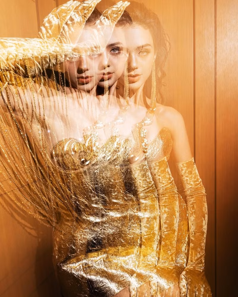 Phần cúp ngực tinh tế cùng găng tay ton-sur-ton, mái tóc uốn nhẹ và lớp trang điểm tông cam đào. 3.jpg