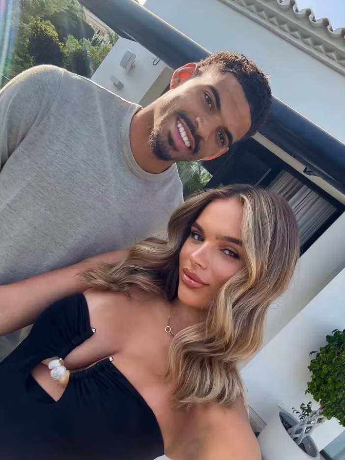 Cô nàng khiến cộng đồng mạng "dậy sóng" khi chia sẻ loạt ảnh quyến rũ trong kỳ nghỉ cùng bạn trai cầu thủ. 2-3785.png