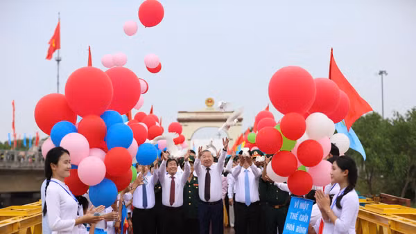 Tổng Bí thư, Chủ tịch nước Tô Lâm và lãnh đạo Đảng, Nhà nước thả chim bồ câu - biểu tượng của hoà bình trên cầu Hiền Lương.