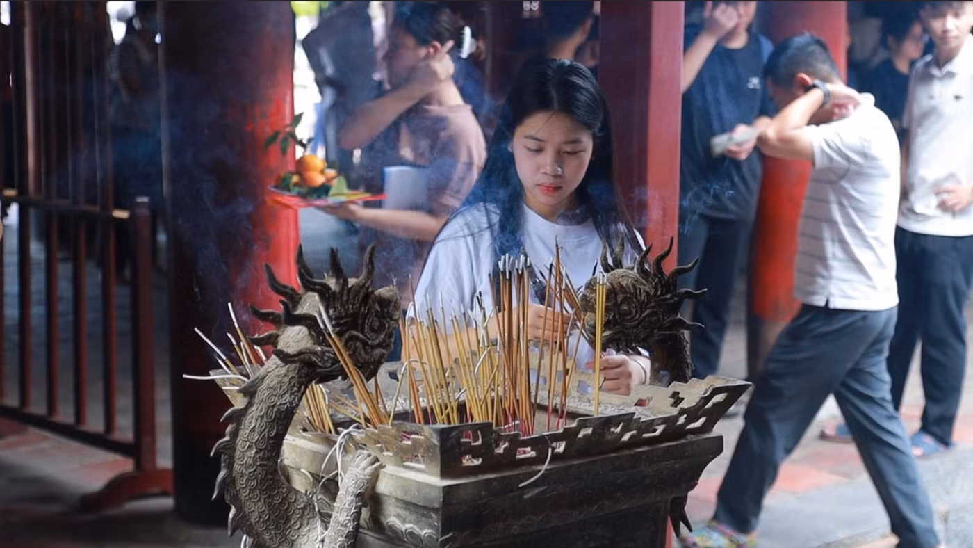 Sĩ tử dâng hương, xin chữ tại Văn Miếu - Quốc Tử Giám trước kỳ thi tốt nghiệp THPT 2026