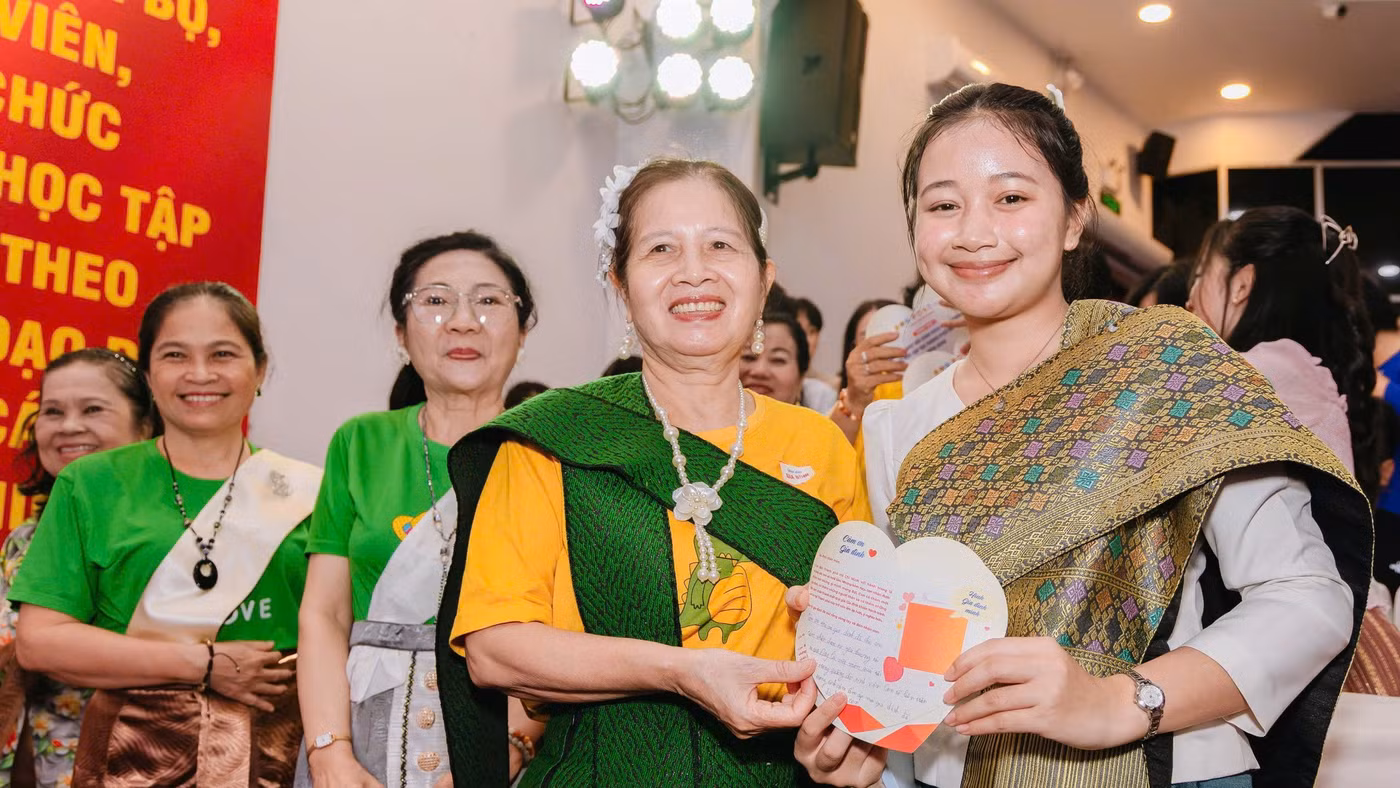 Sinh viên trao thiệp cảm ơn tới gia đình nuôi. 