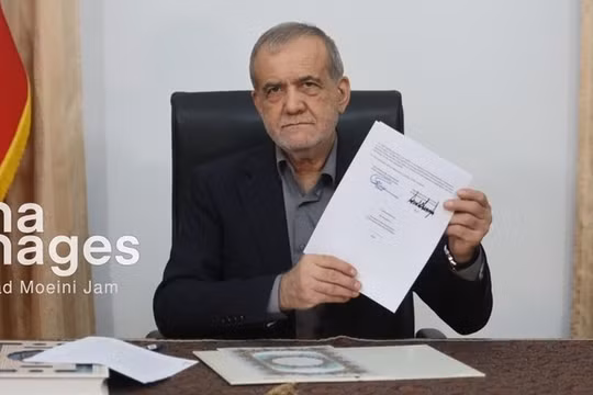 Tổng thống Iran Masoud Pezeshkian cầm bản ghi nhớ đã ký với Mỹ, ngày 18/6. Ảnh: IRNA