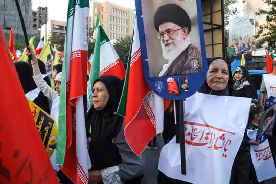 Người dân Iran tập trung để bày tỏ sự ủng hộ đối với Lãnh tụ Tối cao Iran Mojtaba Khamenei, trong khi họ cầm cờ Iran và hình ảnh của các vị lãnh tụ Iran mới và cũ.