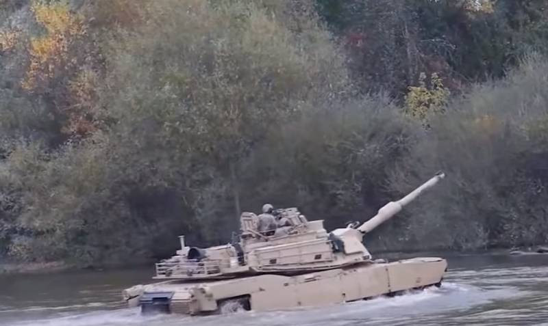 Xe tăng M1A2 Abrams băng qua sông khi nước gần ngập tháp pháo