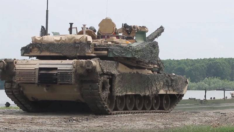 Xe tăng M1A2 Abrams băng qua sông khi nước gần ngập tháp pháo