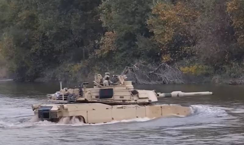 Xe tăng M1A2 Abrams băng qua sông khi nước gần ngập tháp pháo