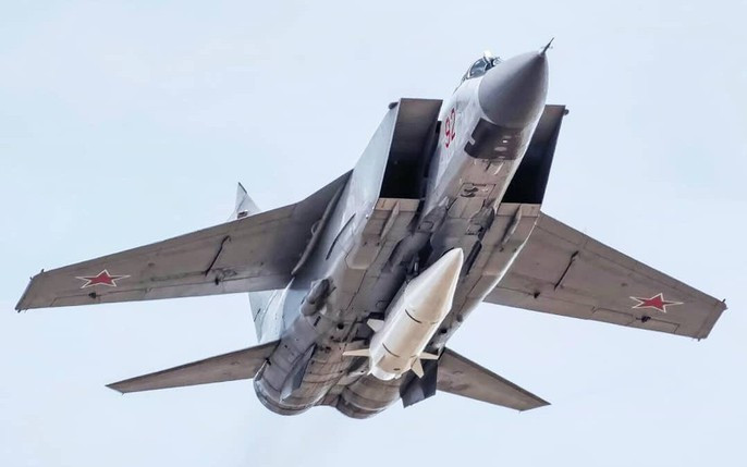 Ukraine treo thưởng lấy được tiêm kích MiG-31K mang tên lửa Kinzhal