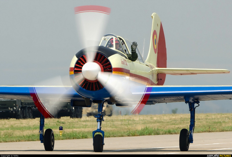 Romania dùng 'máy bay bà già' Yak-52 để huấn luyện phi công F-16