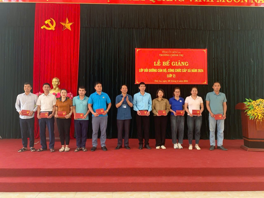Ông Cầm Văn An (đứng giữa) trao chứng nhận cho học viên. cam-van-an-1.jpg