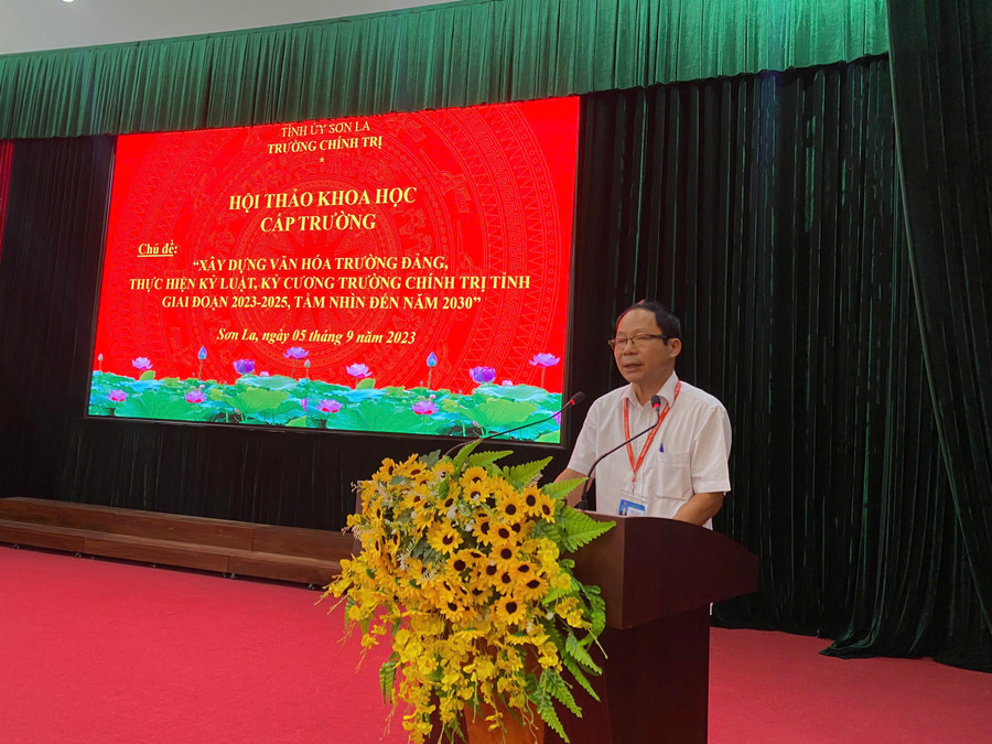 Ông Cầm Văn An phát biểu tại Hội thảo Khoa học cấp trường. cam-van-an-2.jpg