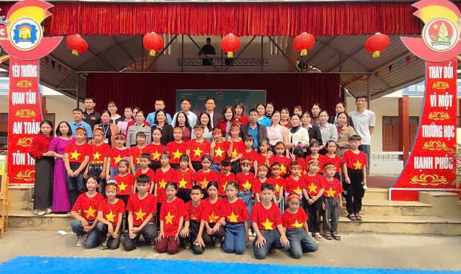 Giáo viên nhà trường cùng những học sinh tiêu biểu chụp ảnh lưu niệm. th-pom-lot.jpg