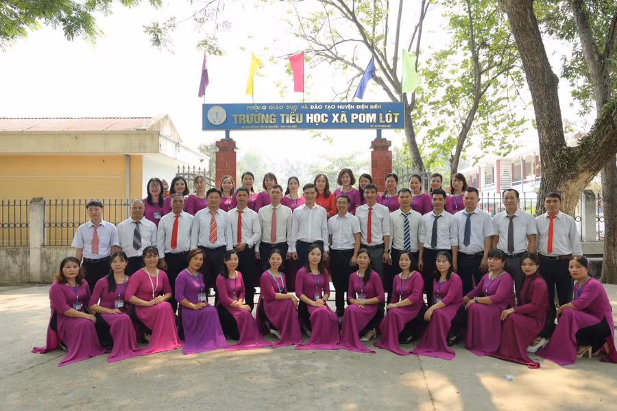 Tập thể sư phạm nhà trường chụp ảnh lưu niệm.