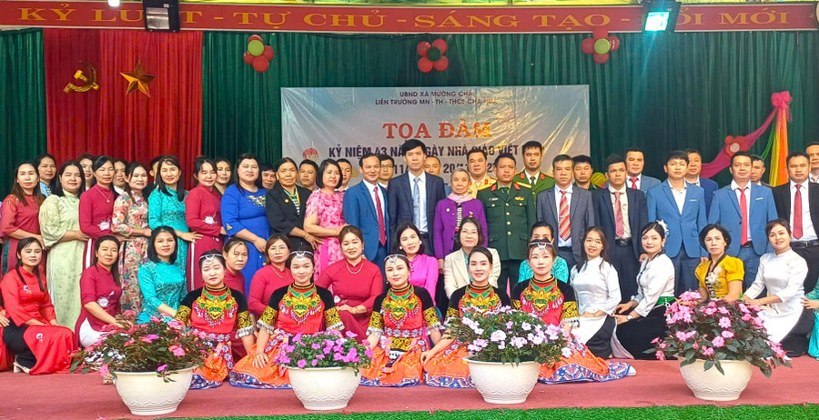 Ông Nguyễn Hữu Đại - Chủ tịch UBND xã Mường Chà (áo đen đứng giữa) chup ảnh cùng các đại biểu dự kỷ niệm Ngày Nhà giáo Việt Nam cùng giáo viên Liên trường Mầm non, Tiểu học, THCS Chà Nưa.