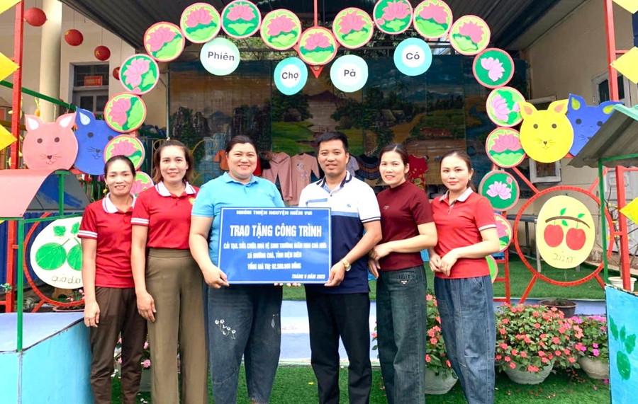 Ông Bùi Văn Ần cùng đoàn thiện nguyện chụp ảnh lưu niệm cùng Trường Mầm non Chà Nưa - đơn vị được hỗ trợ cải tạo, sửa chữa công trình nhà vệ sinh; chăn ấm, chiếu phục vụ sinh hoạt cho trẻ. muong-cha-21.jpg