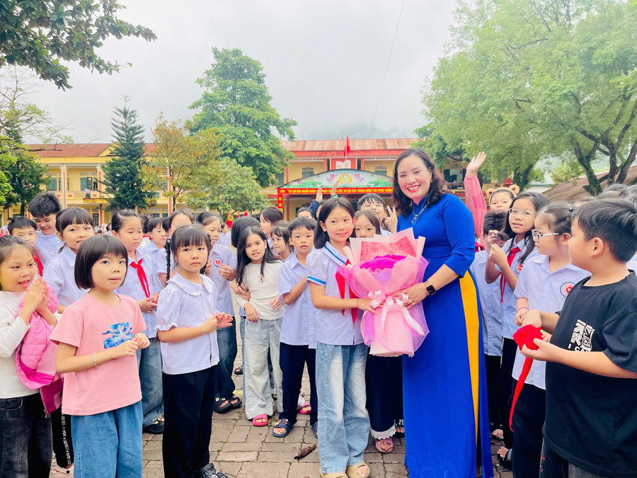 Cô Kim Thanh trở về trong sự chào đón và mong đợi của đám trò nhỏ.