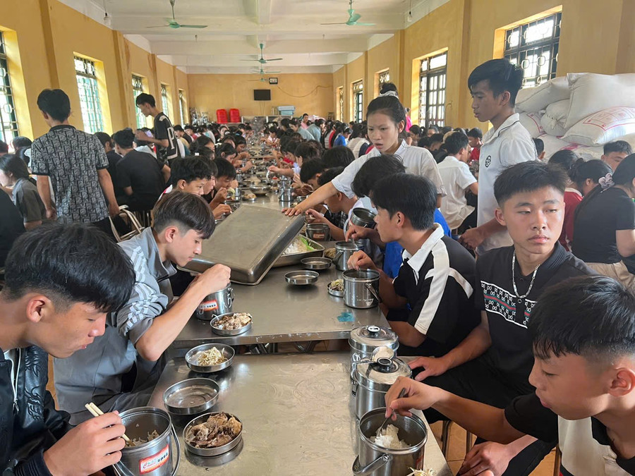 Học sinh Trường PTDTNT THPT Mường Nhé ăn cơm đựng trong cặp lồng nhiều năm qua. bua-an-ban-tru-3.jpg