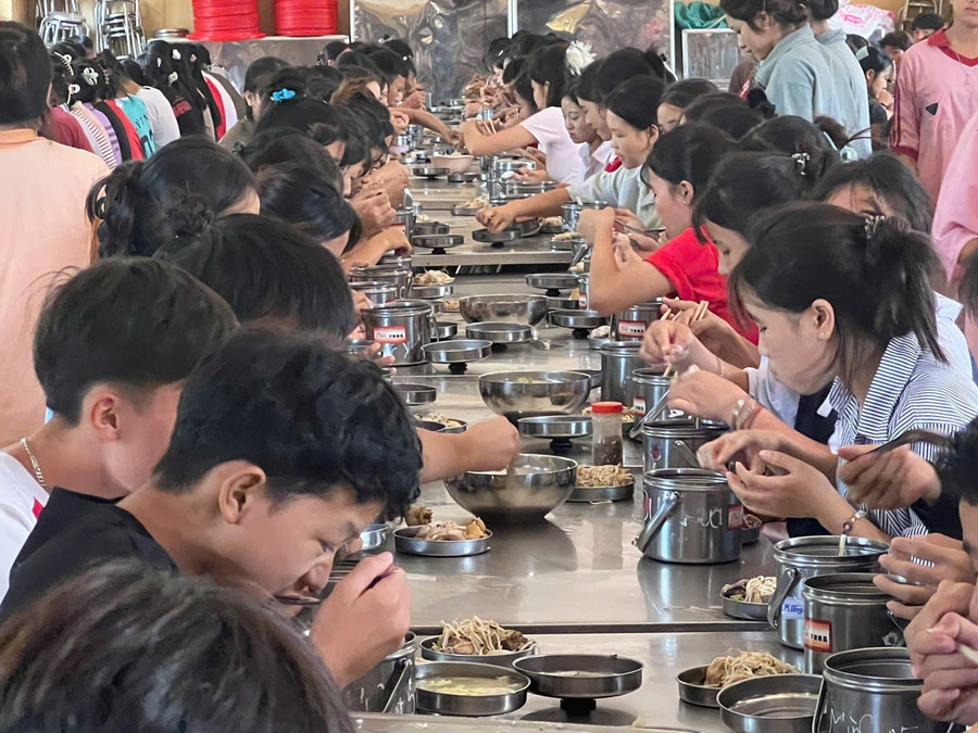 Bữa ăn trưa ngày 23/9 của học sinh Trường PTDTNT THPT Mường Nhé.