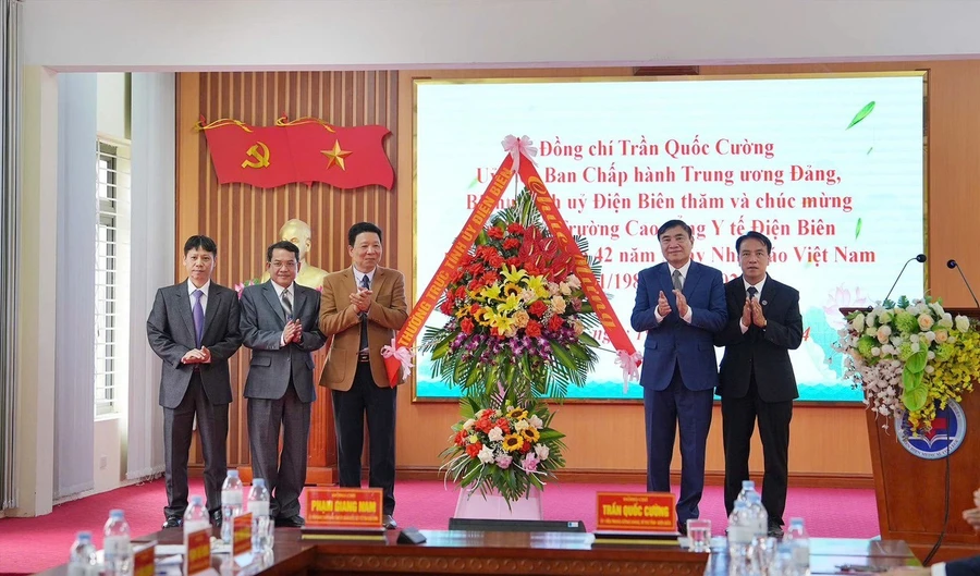 Ông Trần Quốc Cường - Bí thư Tỉnh ủy Điện Biên (thứ 2 bên trái) tặng hoa chúc mừng thầy cô trường Cao đẳng Y tế Điện Biên nhân Ngày Nhà giáo Việt Nam.