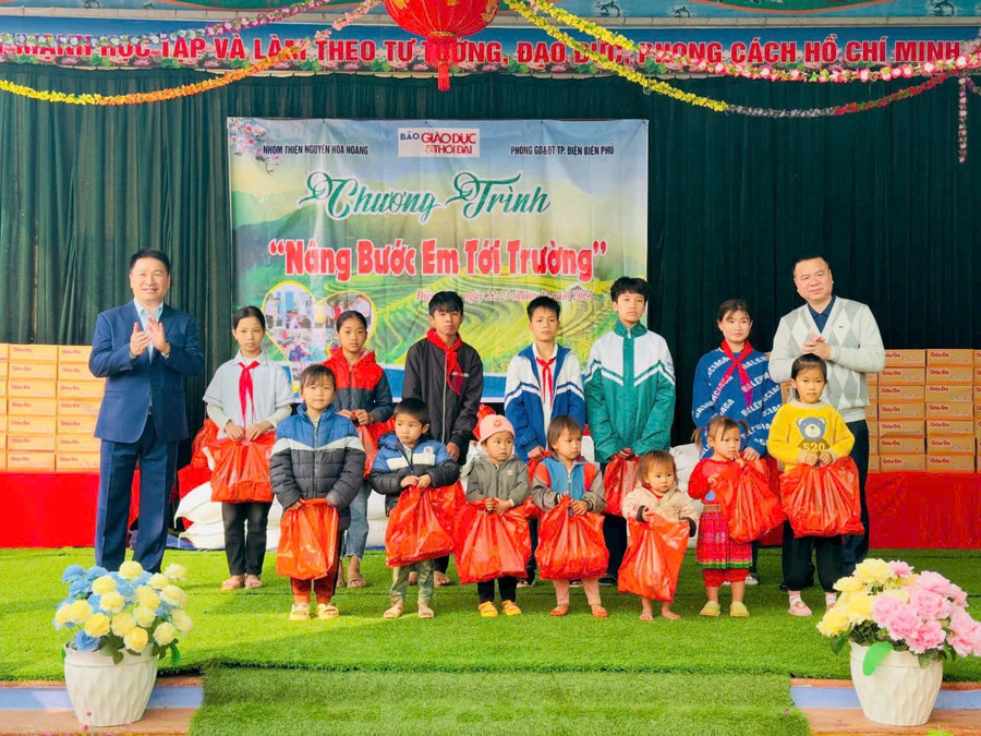 Nhà báo Triệu Ngọc Lâm, Tổng Biên tập Báo Giáo dục và Thời đại (ngoài cùng bên phải) cùng ông Lê Quang Vinh, Phó Giám đốc Sở GD&ĐT tỉnh Điện Biên trao học bổng cho học sinh trên địa bàn xã.