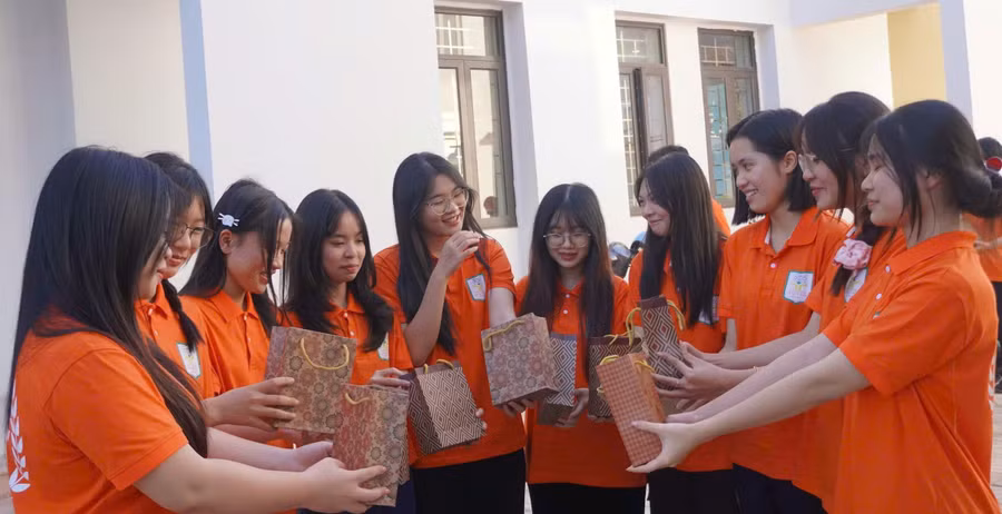 Học sinh vui vẻ tạo dáng.