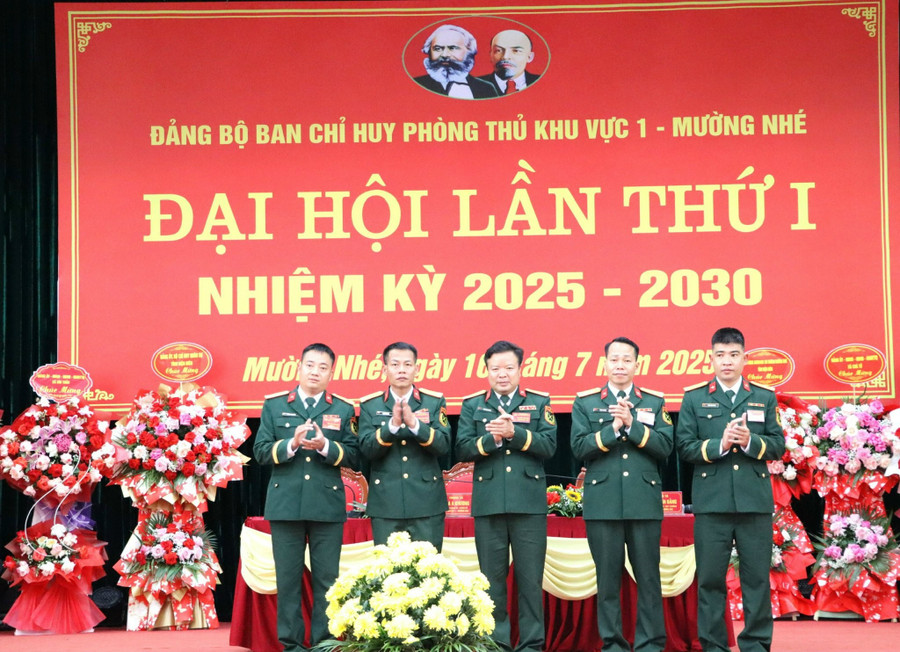 Cán bộ, chiến sĩ Ban CHPTKV 1 - Mường Nhé không chỉ làm tốt nhiệm vụ huấn luyện, sẵn sàng chiến đấu mà còn tích cực đồng hành cùng ngành giáo dục trong công tác chăm lo cho học sinh nghèo vượt khó.