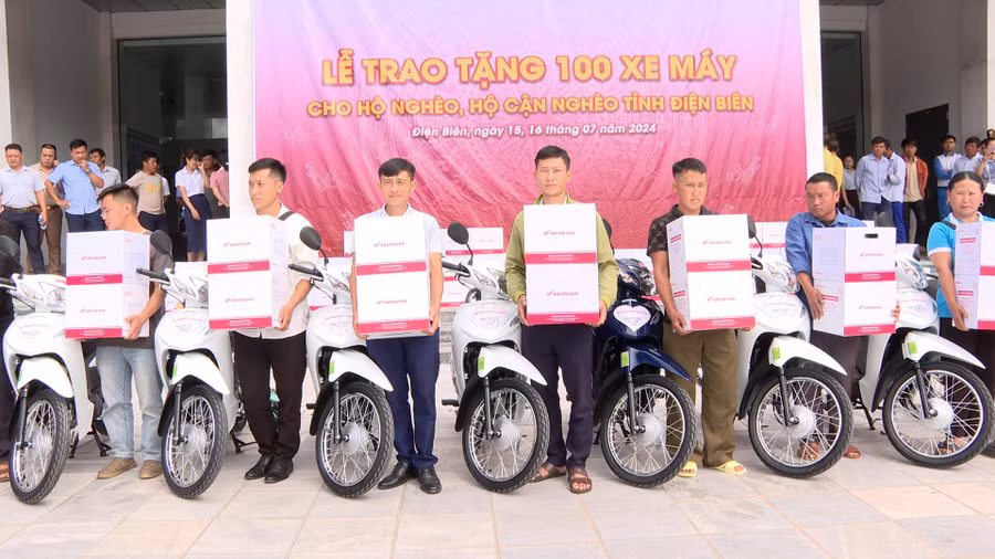 Các hộ tiếp nhận xe máy và quà từ nhà tài trợ.