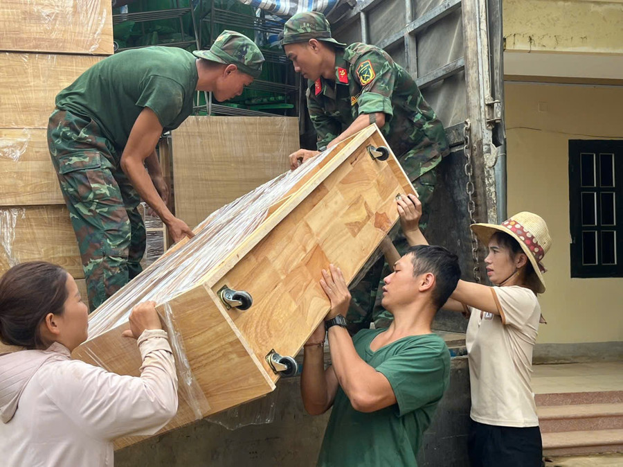 Báo GD&TĐ cùng chị Hoa Hoàng (68 Cầu Giấy, Hà Nội) kết nối với các mạnh thường quân hỗ trợ giáo viên 5 điểm trường vùng lũ các đồ dùng thiết yếu, tổng trị giá hơn 800 triệu đồng. mua-lu-chieng-so.jpg