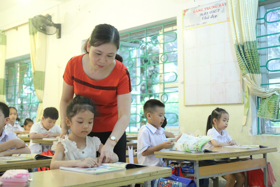 Cô trò Trường Tiểu học Hà Nội - Điện Biên Phủ trong một tiết học.