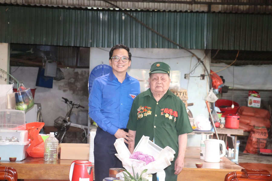 Anh Mùa Chiến Thắng - Phó bí thư Thường trực Tỉnh đoàn, Chủ tịch Hội LHTN Việt Nam tỉnh Điện Biên (bên trái) thăm hỏi, trao quà chiến sĩ Điện Biên Nguyễn Hữu Chấp. mua-chien-thang.jpg