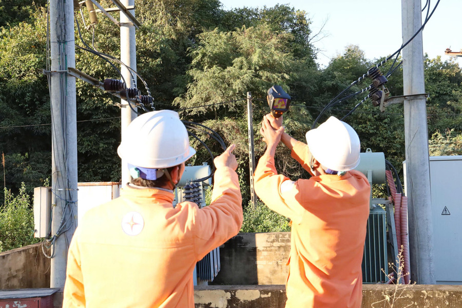 Nhân viên PC Điện Biên kiểm tra thông số kỹ thuật trên đường dây trung áp nhằm kịp thời phát hiện nguy cơ sự cố, bảo đảm cung cấp điện an toàn và liên tục cho người dân.