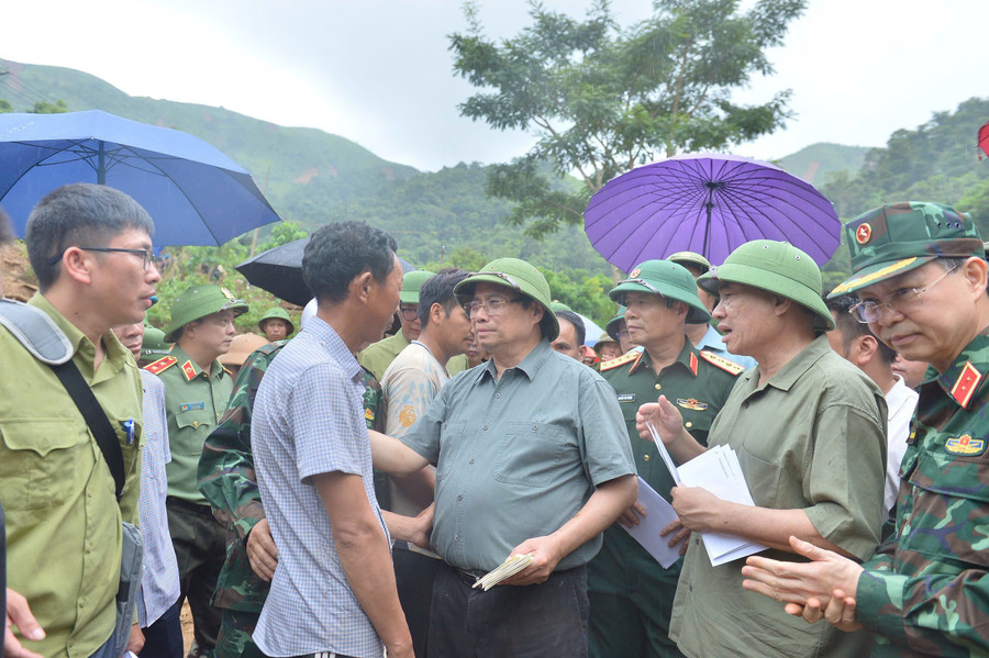 Thủ tướng Phạm Minh Chính thăm hỏi các hộ dân chịu ảnh hưởng nặng nề do thiên tai. pham-minh-chinh-tt.jpg