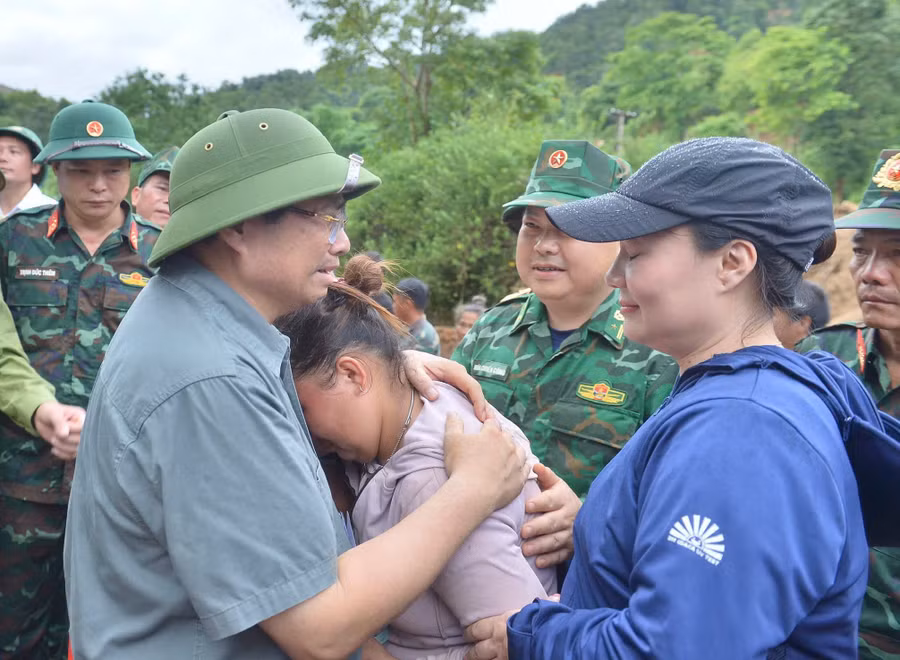 Thủ tướng Phạm Minh Chính khóc cùng nỗi đau của nhân dân.