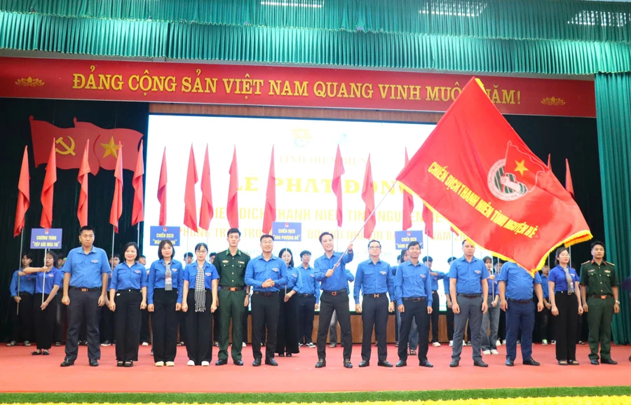 Anh Đặng Thành Huy, Bí thư Tỉnh đoàn Điện Biên thực hiện nghi thức khởi động Chiến dịch Thanh niên tình nguyện hè năm 2025.