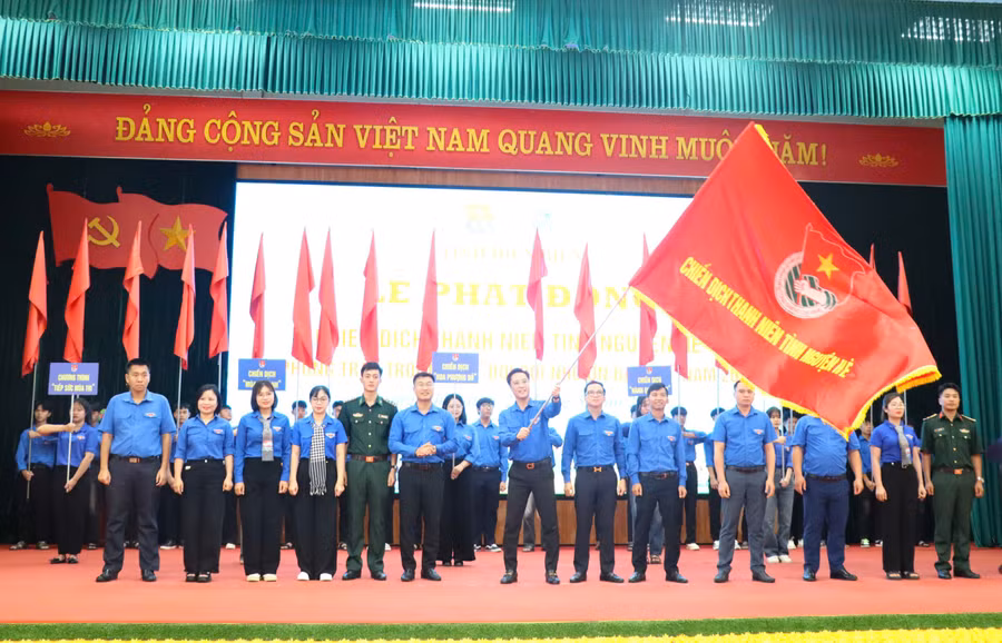 Anh Đặng Thành Huy, Bí thư Tỉnh đoàn Điện Biên thực hiện nghi thức khởi động Chiến dịch Thanh niên tình nguyện hè năm 2025.