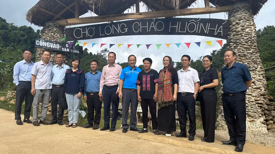 Lãnh đạo Sở Văn hóa, Thể thao và Du lịch tỉnh Điện Biên thăm mô hình du lịch cộng đồng Huổi Nhả.