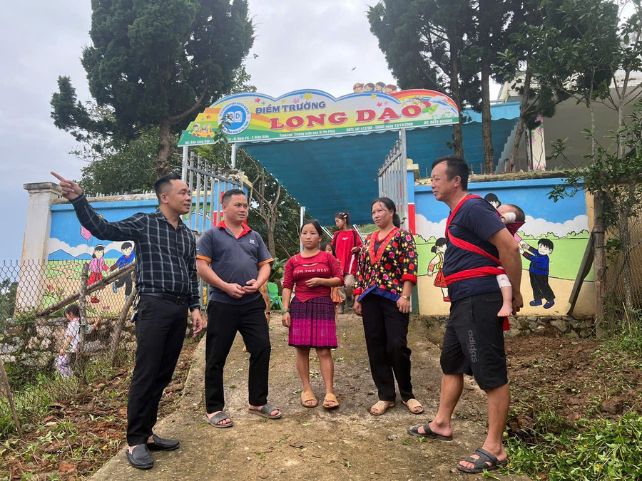 Chị Lý Thị Dung (thứ 2 bên phải) cùng nhân dân địa phương.