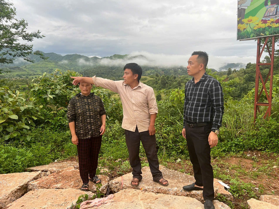 Ông Vàng A Hờ, Bí thư Chi bộ bản Van Hồ (đứng giữa) giới thiệu về địa phương mình. si-pa-phin-xmc.jpg