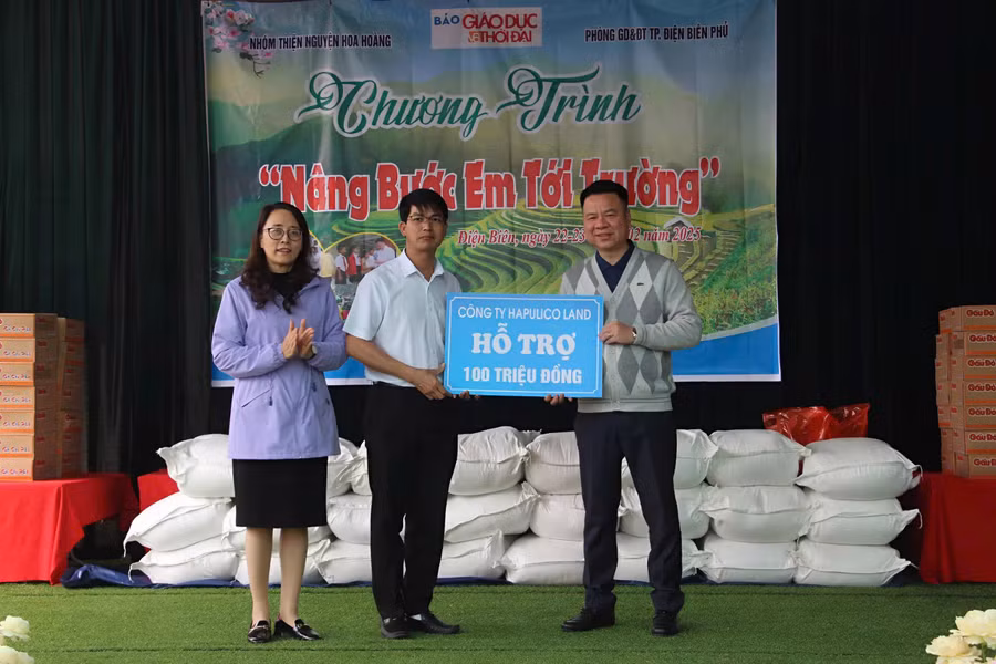 Nhà báo Triệu Ngọc Lâm - Tổng Biên tập Báo Giáo dục & Thời đại (ngoài cùng bên phải) trao 100 triệu đồng mua xe đạp tặng học sinh nghèo tại Điện Biên.