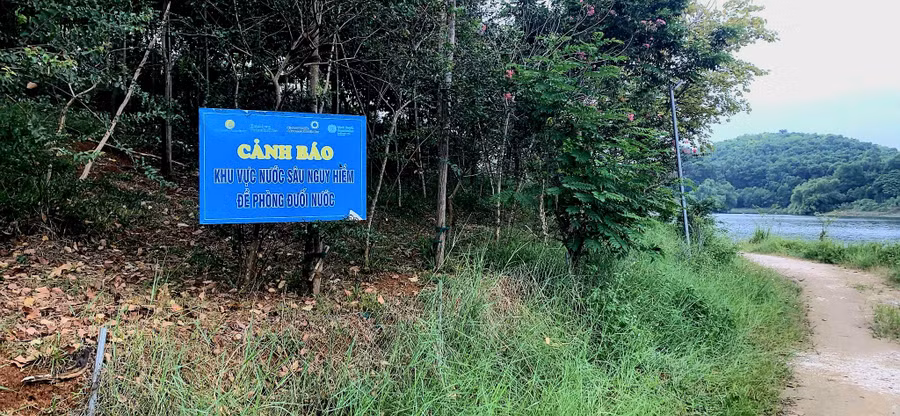 Hồ Thác Bà đã được cắm nhiều biển cảnh báo "khu vực nước sâu, nguy hiểm, đề phòng đuối nước" nhưng vẫn xảy ra những vụ tai nạn thương tâm.