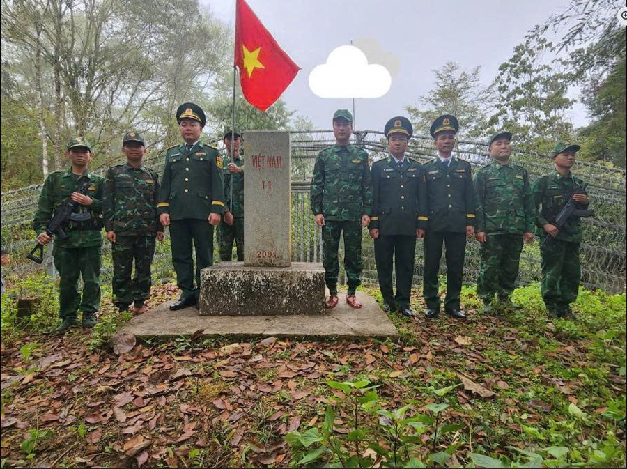 Ông Đặng Thành Huy - Bí thư Đảng ủy xã Sín Thầu (thứ 5 từ phải vào) cũng cán bộ chiến sĩ lực lượng vũ trang tuần tra cột mốc.