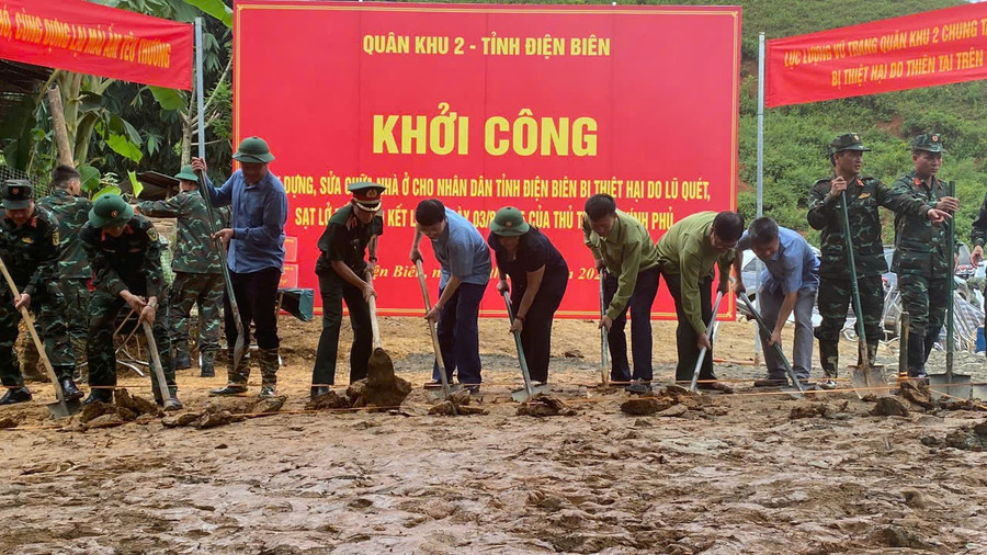 Các đại biểu thực hiện nghi thức khởi công.