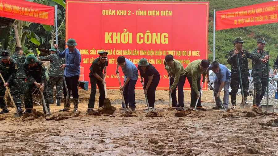 Các đại biểu thực hiện nghi thức khởi công.